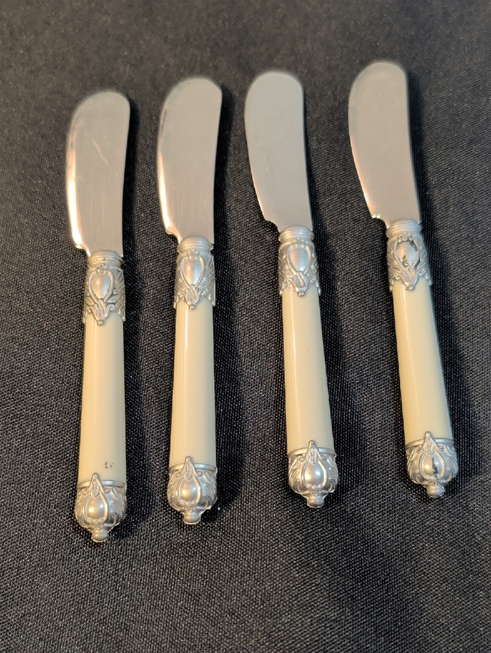 Vintage Set Of 4 Renaissance "Bone" Spreader Knives
